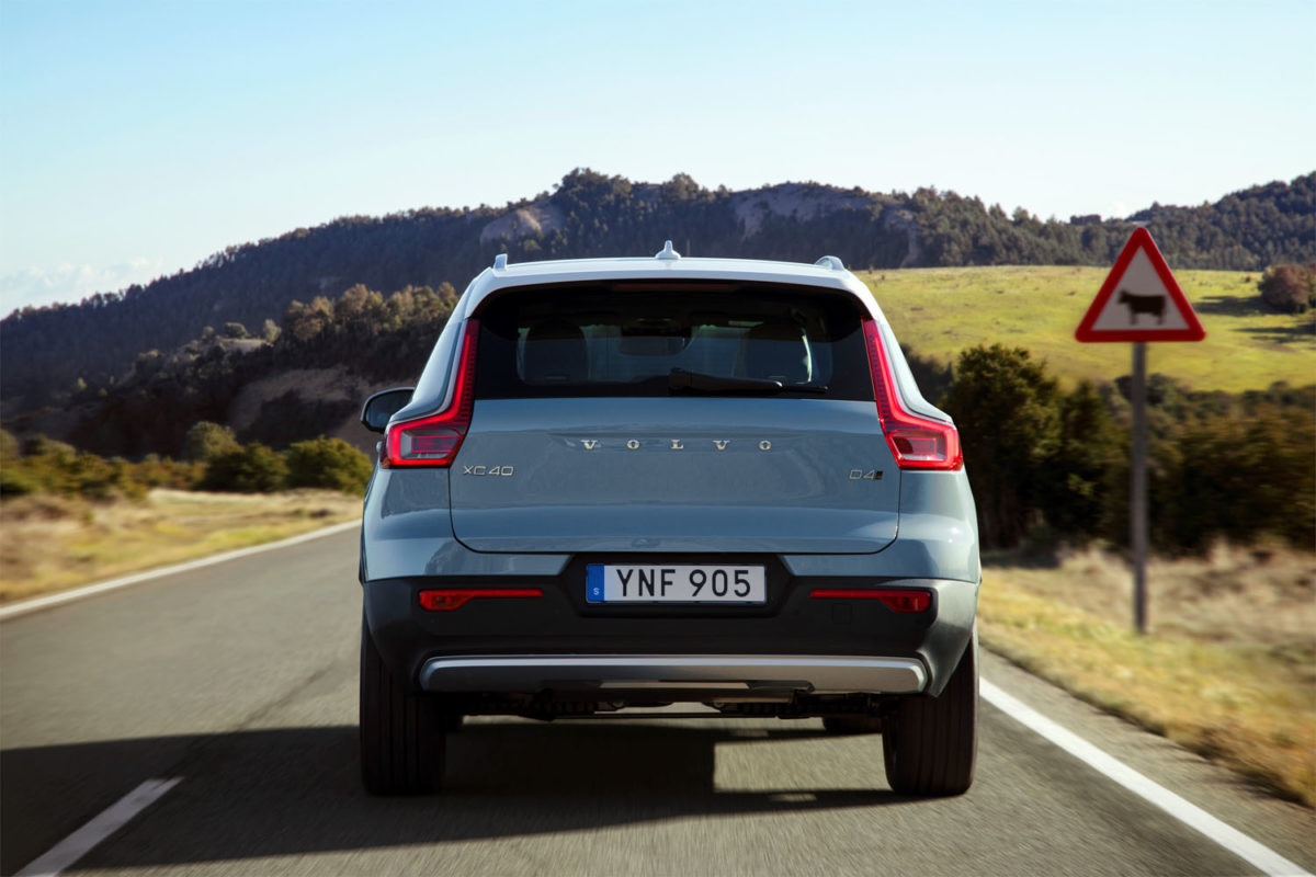 New Volvo XC40 T4 Momentum Vs R Design What An Extra R58 000 Gets You