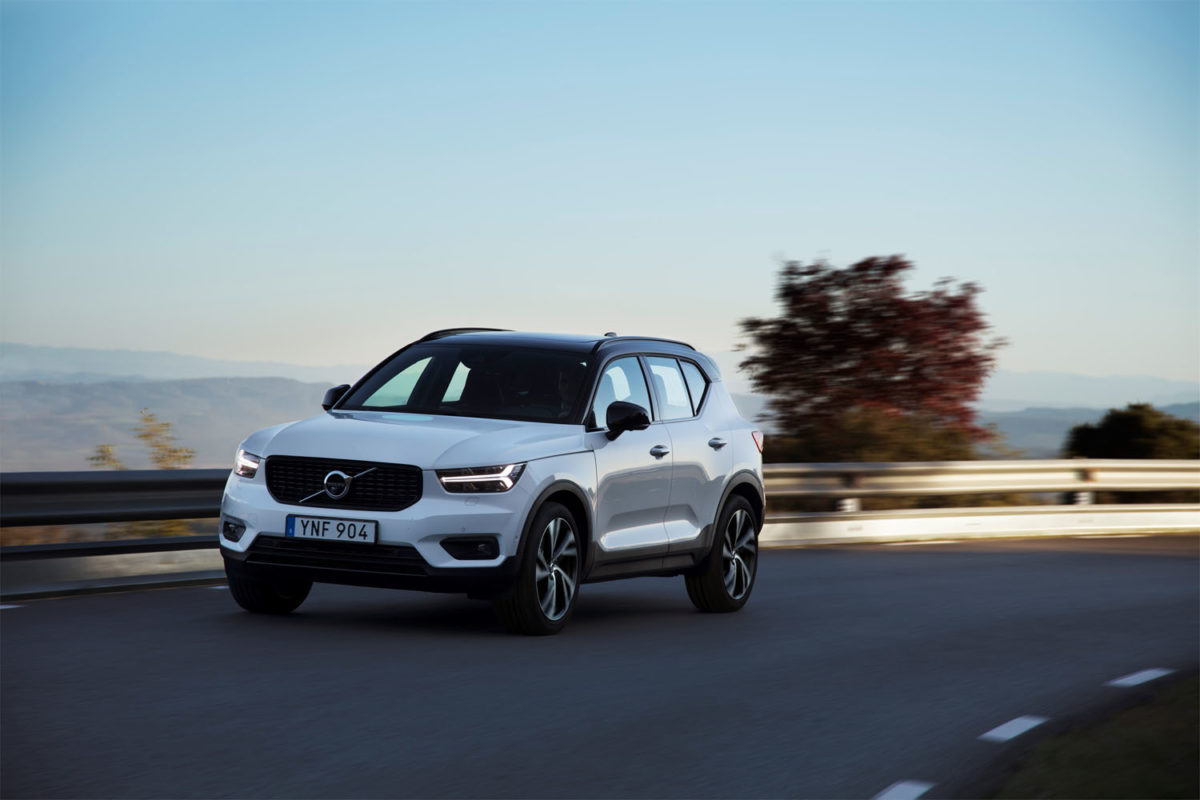New Volvo XC40 T4 Momentum Vs R Design What An Extra R58 000 Gets You